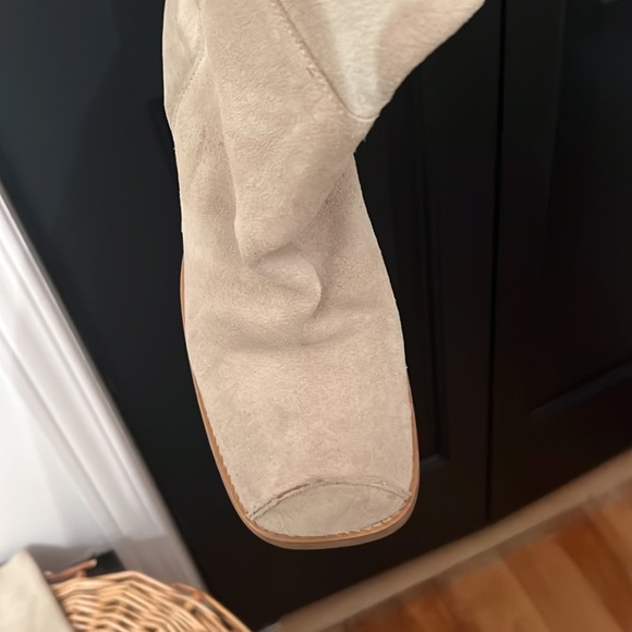 Over the knee beige suede Shelly's boots perfect for your fall look - Picture 3 of 4